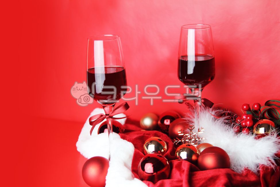 크리스마스,크리스마스배경,와인,와인잔,파티,와인파티,유리,glass,빨간색,레드,빨강,그린,리본,선물,눈꽃모양,장식,장식품,이벤트,연말,오너먼트,공,벨벳,적포도주,redwine,wineglass,와인잔,술,음료,alcohol,beverage,메리크리스마스,성탄절,merry christmas