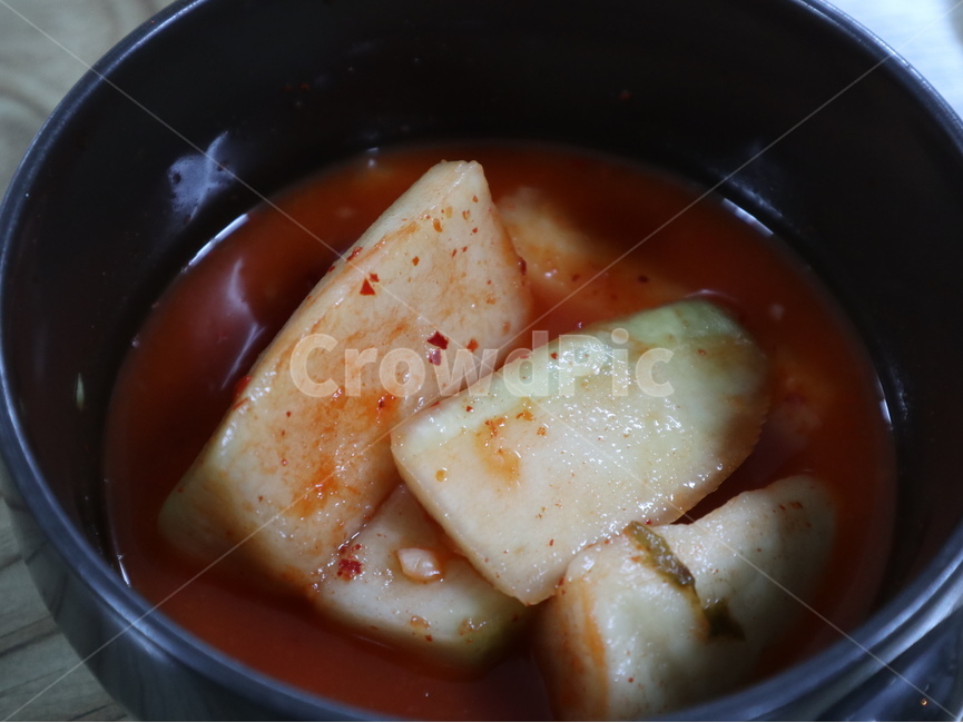 깍두기,김치,cubedradishkimchi,무,빨간,반찬,유산균,새콤한,맛있는,bowl,사발,food,음식,식사,dish,밑반찬,한식,전통음식,전통,뚝배기,그릇