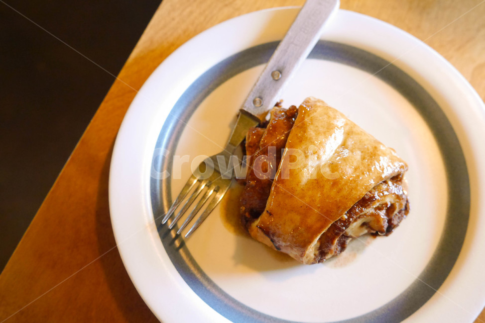 bread,dessert,cafe dessert,cinnamon roll,Kamome Restaurant