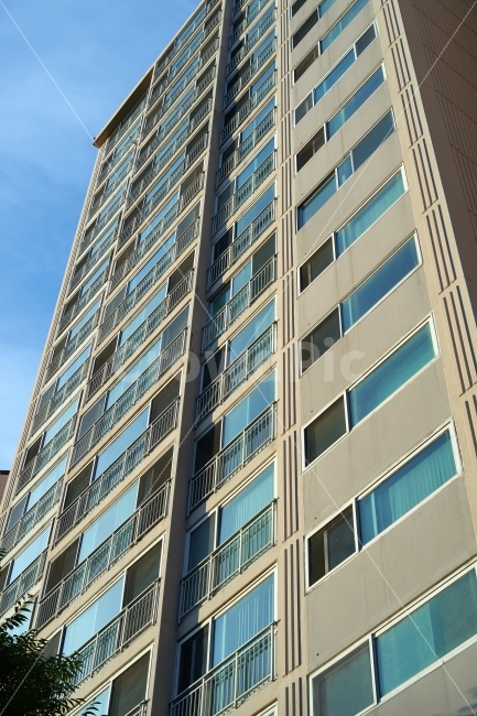 아파트,베란다,창문,하늘,푸른색,나무,건축물,건물외관,exterior,building,structure,architecture,construction