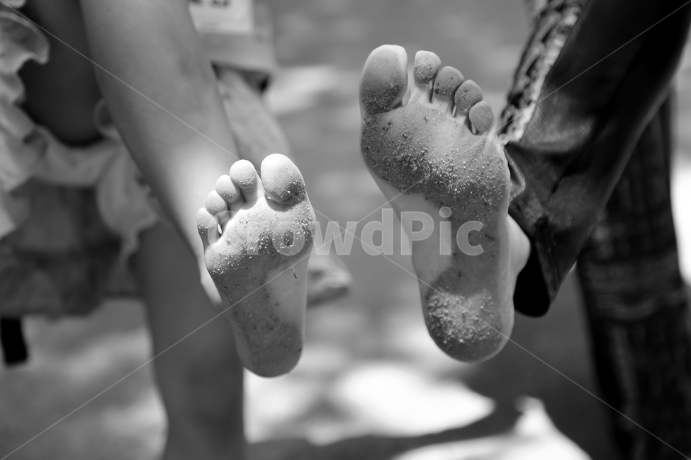 흙,흙길,맨발,숲길,아이발,발,dirtroad,힐링,감성,건강,따뜻함,흑백,산길,사람,인물,인간,human,person,신체일부,몸,body,어린이,어린아이,child,children,kid,흑백,모노톤,monochrome,black and white