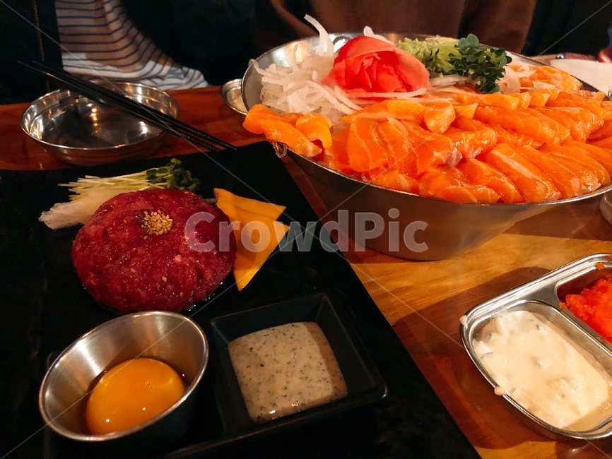 음식,점심,런치,레스토랑,맛있는,간식,밥,저녁,연어,사시미,회,연어회,육회,고기,생선