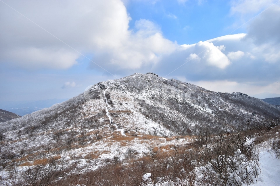 무등산,국립공원,풍경,힐링,산행,설경,상고대,서리꽃,서석대,입석대,안양산,백마능선,장불재,증심사,중봉,중머리재,천왕봉,지왕봉,Korea,National,Park,눈풍경,등산,주상절리,판타스틱,겨울왕국,겨울,지질공원,인왕봉,천지인,설국,2018년,1월,눈꽃,파란하늘,트레킹,winter,landscape,감성,아름다운,황홀한,장관,비경,선경,최고,사진,겨울,계절,winter,season,자연,풍경,nature,landscape,한국자연풍경,한국자연경관,korea nature landscape,mountain range,산맥,outdoors,옥외,mountain,산