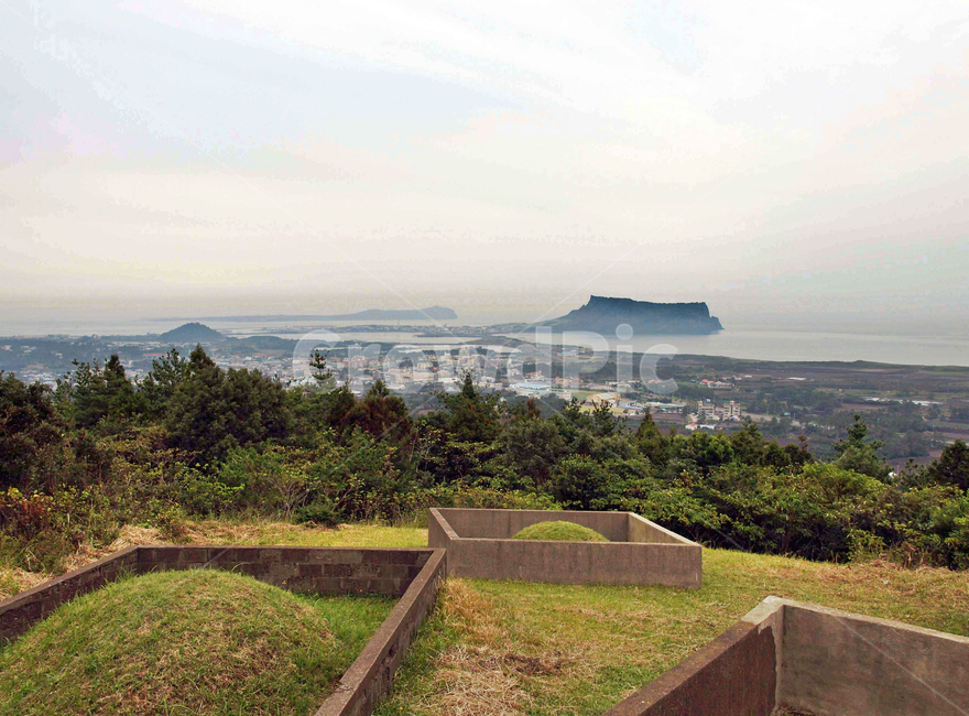 대수산봉,무덤,마을,성산일출봉,제주,서귀포시,올레2코스,자연,풍경,nature,landscape,한국자연풍경,한국자연경관,korea nature landscape,land,땅,outdoors,옥외