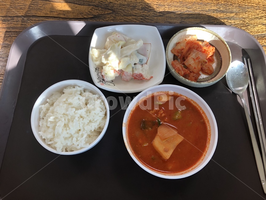 학식,밥,반찬,식단,국,김치,샐러드,흰쌀밥