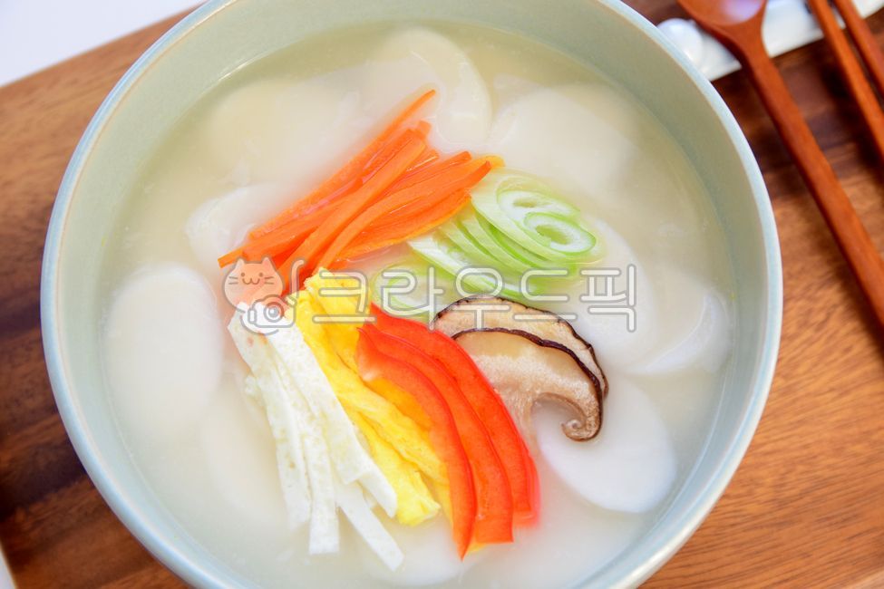 떡국,떡,가래떡,떡국떡,계란,지단,계란지단,고명,버섯,파,파프리카,당근,설,설날,명절,설날음식,설음식,음식,전통음식,명절음식,새해,한국전통,식재료,요리,한식,한국음식,한국요리,식사,사발,그릇,웰빙,웰빙음식,쌀떡,흰떡,국물,채소,도마,나무도마,koreanculture,koreanfood,food,foodreserves,koreanmeal,koreancook,koreandishes,dishes,rice,ricecake,ricecakesoup,soup,holidayfood,설날사진공모전,한국전통,한국문화,korean traditional,korean culture,음식,식재료,요리,food,cook,meal,dishes,food reserves,한식,한국음식,한국요리,korean food,korean dishes,korean meal,korean cook