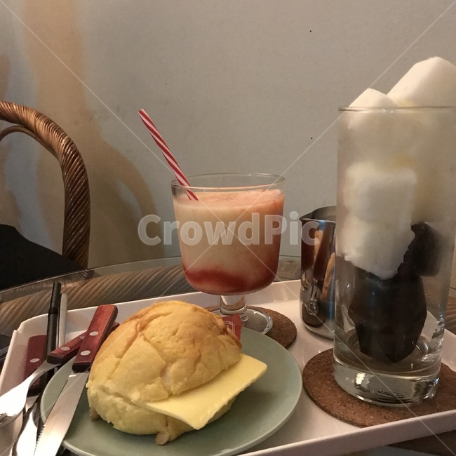 bread,tropicaljuice,Cafe Latte,juice,cheese bun,knife,cafe,brunch,coffee,Cheese bread