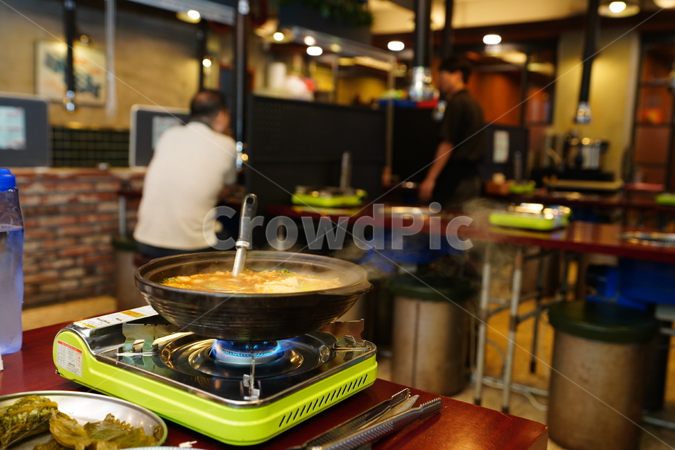한식,찌개,된장,냄비,버너,요리,국물,food,음식,meal,식사,dish,사람,인간,person,음식,식재료,요리,food,cook,meal,dishes,food reserves