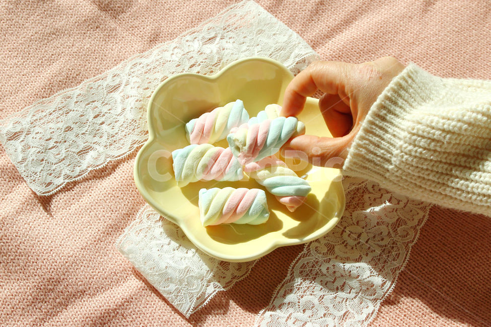 감성사진,화이트데이,마시멜로우,캔디,발렌타인데이,분홍색,하얀색,pink,white,candy,whiteday,노란색,yellow,손,hand,색감,사람,인물,인간,human,person,신체일부,몸,body,음식,식재료,요리,food,cook,meal,dishes,food reserves,디저트,간식,후식,dessert,snack,감성,sensible,feeling
