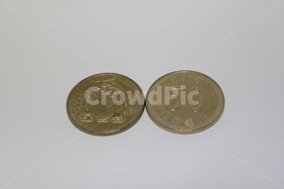 오십원,재화,돈,동전,저축,저금,50원,50원동전,산업,industry,industrial,금융,돈,finance,banking,money