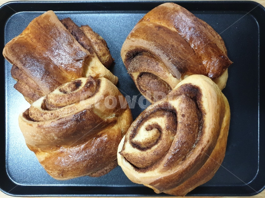 home baking,baking,bread,oven cooking,cinnamon roll,food