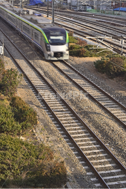 건널목,열차,빈티지,감성사진,빈티지감성,빈티지느낌,속도,running,tarmac,타맥,신호등,railload,철길,배경,바탕,백그라운드,vintage,background,outdoor,야외,옥외,아웃도어,변두리,bw,평행선,선로,전선,railway,철도,rail,레일,traintrack,기찻길,speeding,질주,transportation,차량,교통,vehicle,떠남,교통,교통수단,traffic,transportation