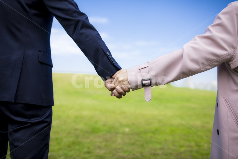 연인,데이트,손잡고,공원,잔디,화창함,맑음,하늘,두손,함께,남친,여친,봄,사람,인물,인간,human,person,연인,커플,사랑,lover,couple