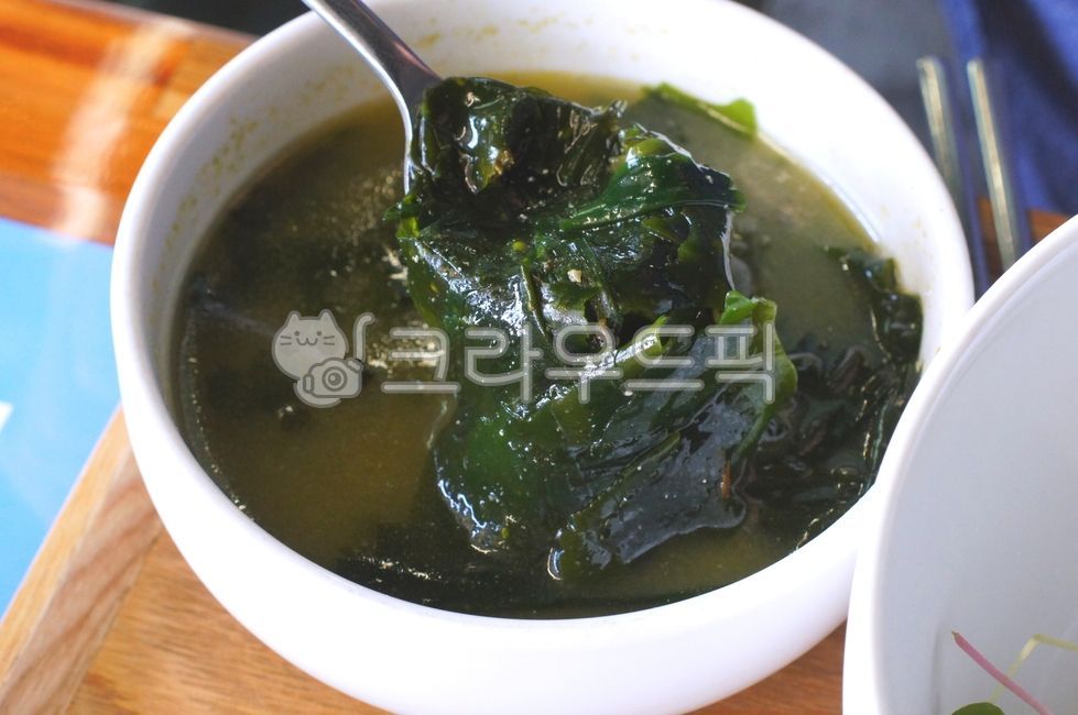 plating,Korean cuisine,seaweedsoup,Korean traditional food,bowl,food,seaweed soup,Sea urchin seaweed soup,Korean food,Plating,koreansoup,cooking,foodpresentation