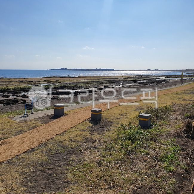 산책로,산책,광치기해변,올레길,올레,제주,바다,해변,성산,성산일출봉,바닥,자갈,흙길,도로,트레킹,흙,풀