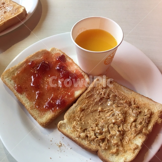 breakfast,빵,주스,땅콩잼,딸기잼,bread,juice,즙,평온,여유,strawberryjam,peanutjam,아침,식사,아침식사,종이컵