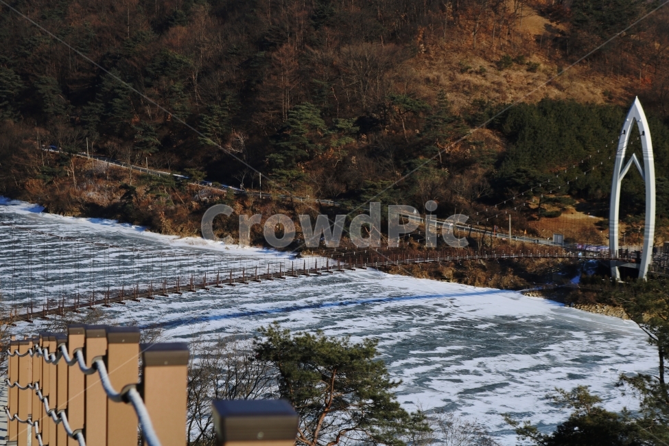 다리,교량,호수,강,산,자연,겨울,경치,국내,나무,숲,겨울,계절,winter,season,자연,풍경,nature,landscape,한국자연풍경,한국자연경관,korea nature landscape,plant,식물,tree,fir,전나무,abies,아비