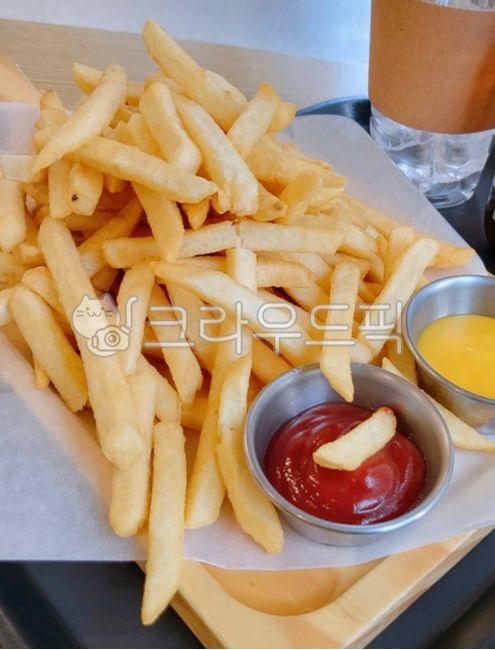 감자튀김,튀김,감튀,감자,튀긴감자,음식,식사,소스,케첩,케찹,종이호일,food,ketchup,fries,meal