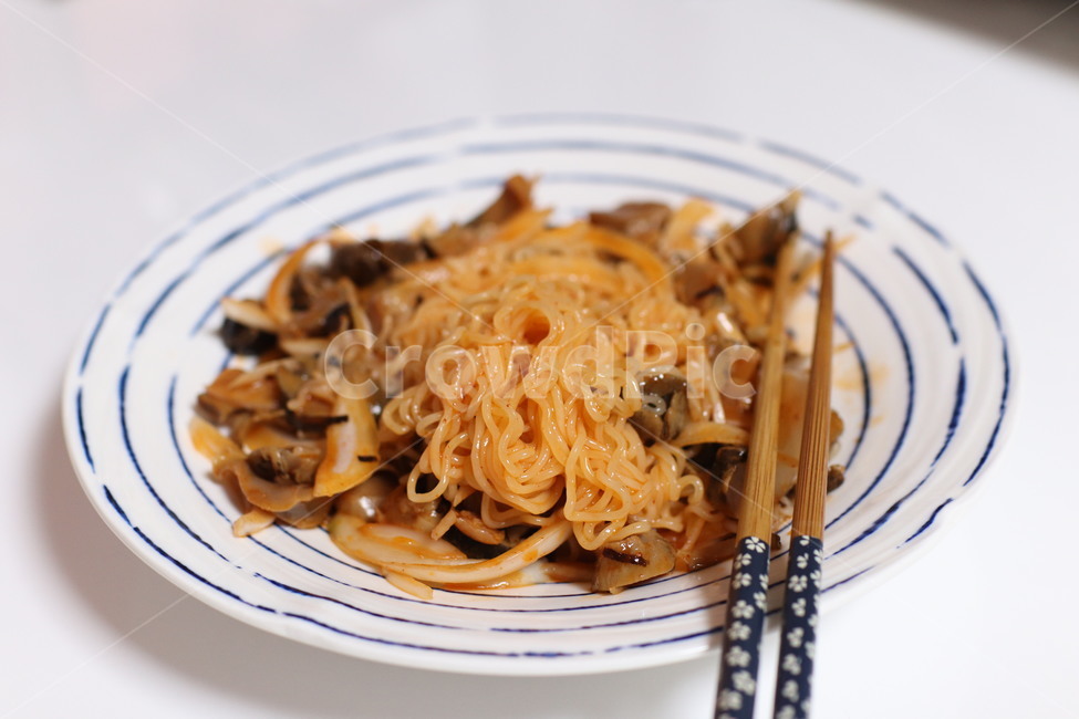 비빔면,골뱅이,골빔면,국수,골뱅이비빔,한국음식,한국요리,한식,양파,접시,dishes,식재료,음식,점심,야식,간단한음식,매운맛,매운음식,젓가락,한젓갈,한젓가락,koreanfood,koreancook,koreanmeal,조합