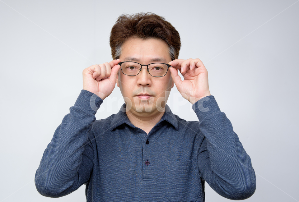 남자,남성,아빠,1명,한국인,일본인,중국인,아시아인,중장년,중년,하얀배경,실내,안경,시력,노안,난시,근시,노화,50대,상반신,표정,눈,40대,돋보기,1인,피곤,피로,눈건강,건강,보건,의료,초점,핀트,신체,시력검사,사람,인물,인간,human,person,남성,남자,man,male