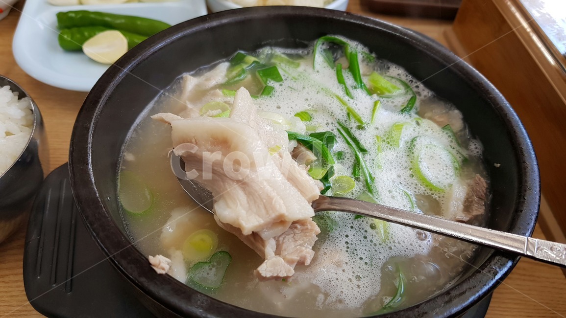 돼지국밥,국밥,뚝배기,점심,한식,뚝배기한사발,한그릇,국물,뜨끈,돼지고기