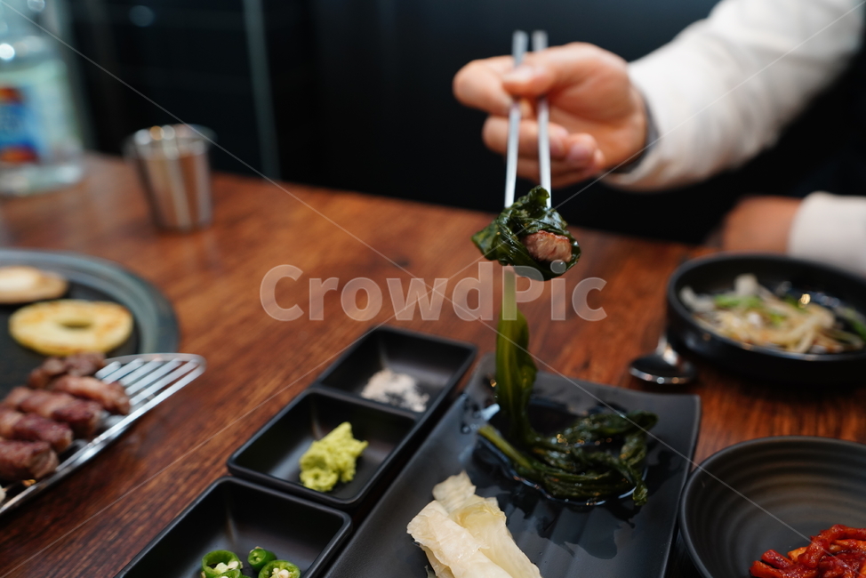 고기,육류,육식,돼지,흑돼지,불판,음식,푸드,food,구이,식사,술안주,안주거리,한식,korean,사람,인물,인간,human,person,신체일부,몸,body,음식,식재료,요리,food,cook,meal,dishes,food reserves,육류,고기,meat