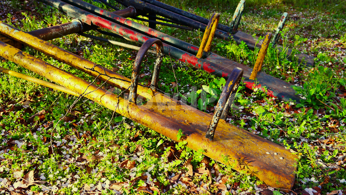 시소,놀이터,유원지,오래된,낡은,잔디,seesaw,playground,grass,자연,풍경,nature,landscape,빈티지사진,빈티지느낌,빈티지감성,vintage,handrail,난간,banister,rust,녹