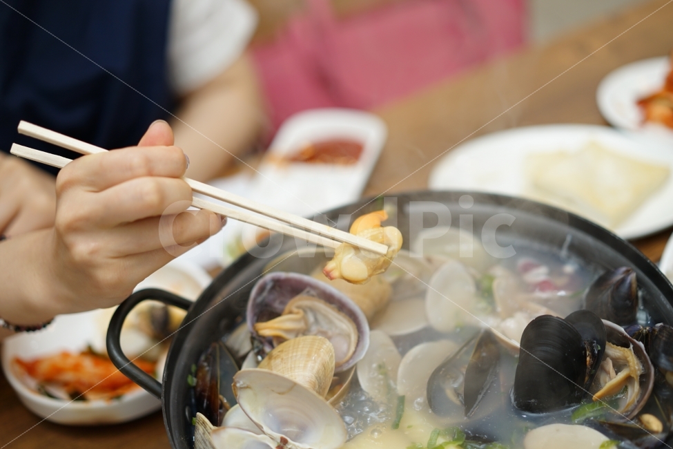 해물,조개,해산물,국물요리,국물,해천탕,보양식,원기회복,술안주,안주,가리비,홍합,음식,푸드,사람,인물,인간,human,person,신체일부,몸,body,음식,식재료,요리,food,cook,meal,dishes,food reserves,수산물,해산물,fishery products,seafood,한식,한국음식,한국요리,korean food,korean dishes,korean meal,korean cook