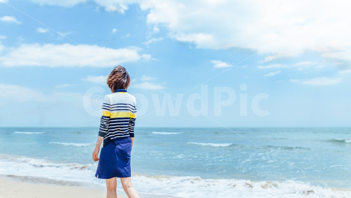 여성,여자,아내,엄마,휴일,바다,하늘,기분,힐링,충전,여행,구름,자연,해수욕장,여름,휴가,산책,여유,행복,가족,생각,자연,풍경,nature,landscape,여름,계절,summer,season,해변,바다,beach,sea,여행,휴가,traveling,vacation,trip,사람,인물,인간,human,person,여성,여자,woman,female,lady,shorts,반바지