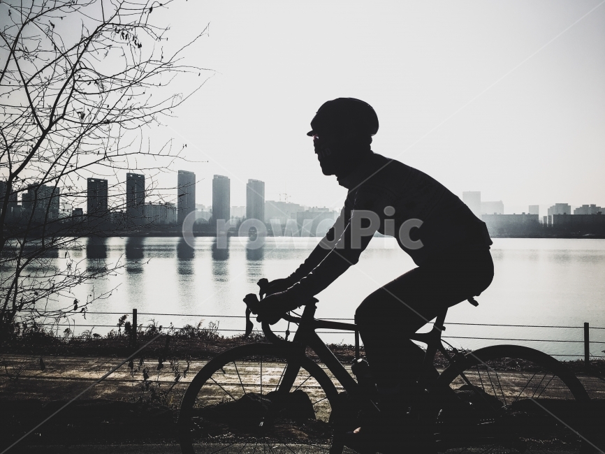 자전거,라이딩,한강,스모그,미세먼지,실루엣,역광,cyclist,cyclinglife,bicycle,hanriver,korea,seoul,서울,흑백,black,사람,인물,인간,human,person,인물실루엣,사람실루엣,character silhouette,human silhouette,스포츠,레저,운동,sports,leisure,exercise,건강,헬스웨어,헬스케어,healthware,health care,bike,vehicle,차량,transportation,교통
