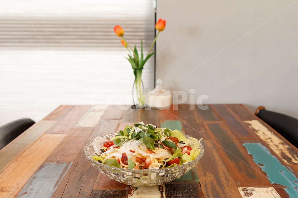 샐러드,브런치,음식,식사,식당,야채,요리,건강한,채소,토마토,치즈,플레이팅,점심,신선한,채식,방,탁자,나무,목재,데코,장식,나무테이블,탁상,테이블,레트로,빈티지,인테리어,카페,카페인테리어,레스토랑,레스토랑인테리어,실내,내부,밝은,감성,배경,식탁,모던,조화,꽃,꽃병,튤립,음식,식재료,요리,food,cook,meal,dishes,food reserves