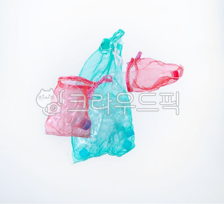 양파망,빈양파망,피티병,페트병,pet,생수병,재활용,메쉬,업싸이클링,리싸이클,빈,양파,빈가방,가방,그물,공중,떨어지는,낙하,떠있는,부양,공중부양,환경,플라스틱줄이기,플라스틱,제로웨이스트,지구,친환경,환경보호,분리수거,망태기,빨간색,야채망,담는,비워진,비운,쓰레기,분류,재생,재사용,문제,폐기,폐기물