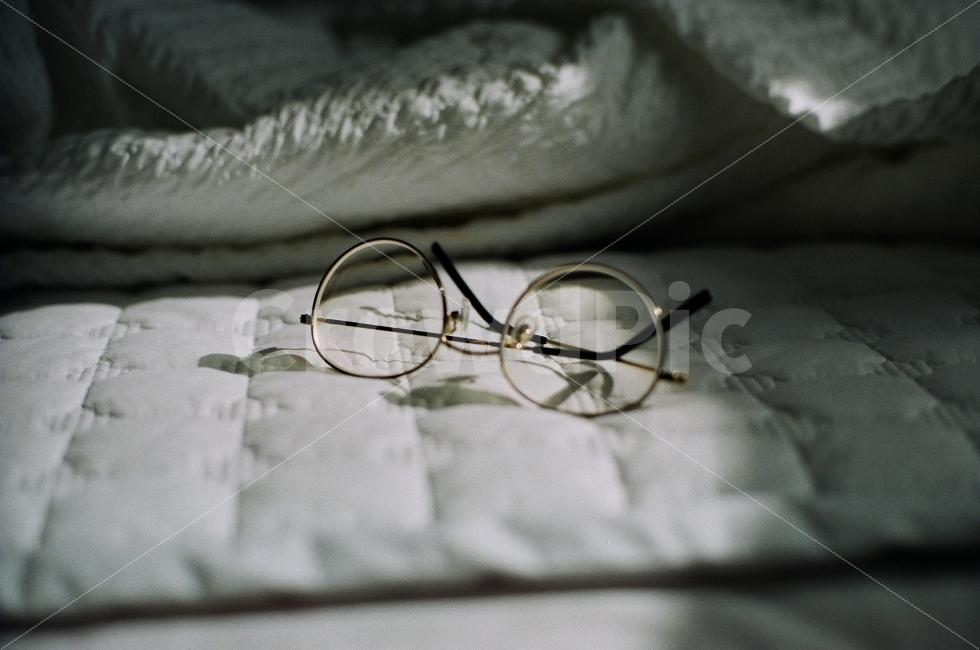 안경,빛,그림자,아침햇살,sensitivity,감성,sensible,feeling,사물,물건,오브젝트,thing,object,matter