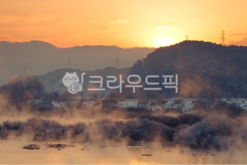 Sanggodae,frost,snowflake,Soyang River,Soyang Lake,winter,water fog,fog,water,river,lake,cold,cold,tree,outdoor,outdoors,landscape,Gangwon-do,Chuncheon-si,Chuncheon,sunrise,sunset,sunlight,sunset,dusk,morning,afternoon,mountain
