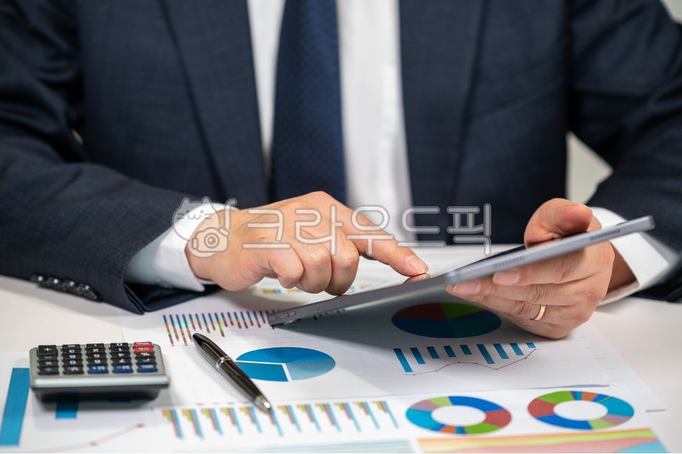 주식,시장,거래,투자,금융,비즈니스,분석,전략,컨설팅,자문,컨설턴트,상담,전문가,경영,기업,세금,세무,회계,세무사,재무,보고서,법률,데이터,수익,손실,차트,그래프,통계,검토,경영자,비즈니스맨,분석가,예측,사무실,책상,정장,펜,계산기,회계사