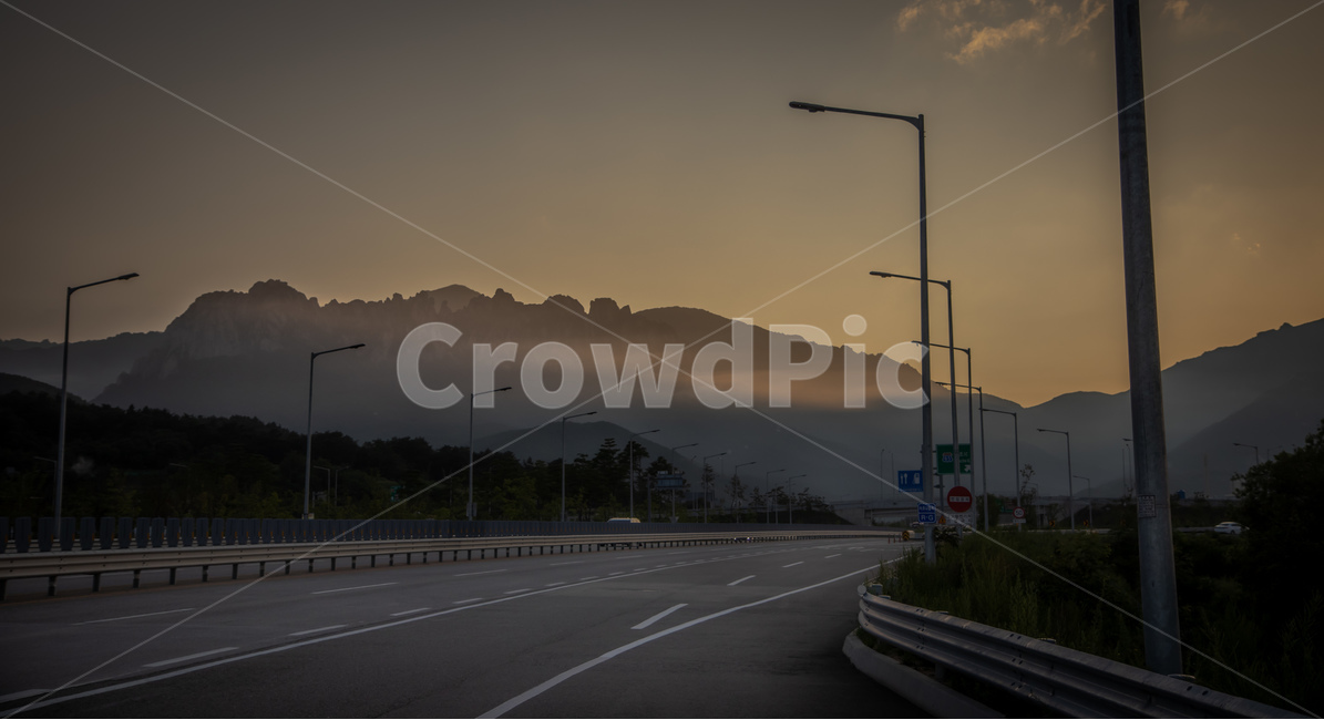 산,석양,노을,저녁,고속도로,풍경사진,하늘,교통,교통수단,traffic,transportation
