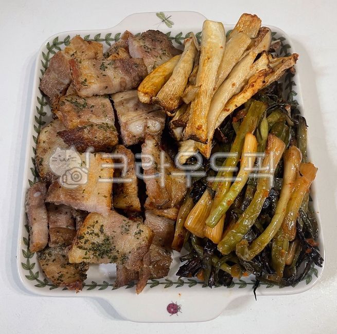 Air fryer recipes,pork,pig,rice thief,pork belly,Korean food,ingredients,cooking,mushroom,roast,koreanfood,Korean cuisine,cook,Grilled king oyster mushrooms,Korean,food,meal,Air fryer grilling,King oyster mushroom,dish,meat,mukbang,green onion kimchi,Gril