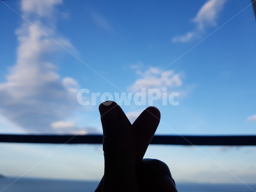 하트,손하트,하트표시,k하트,kheart,heart,그림자,shadow,창밖,window,하늘,sky,구름,cloud,경치,outside,실루엣,silhouette,사랑,마음,love,귀여운,cute,신체일부,몸,body,손,제스처,표시,손짓,표현,gesture,hand,sign,expression