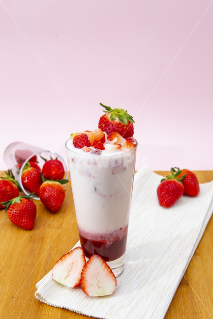 딸기,딸기라떼,strawberry,strawberrylatte,strawberrybeverage,딸기음료,딸기쥬스,음료,음식,식재료,요리,food,cook,meal,dishes,food reserves,과일,열매,fruit,음료수,drink,beverage,감성,sensible,feeling