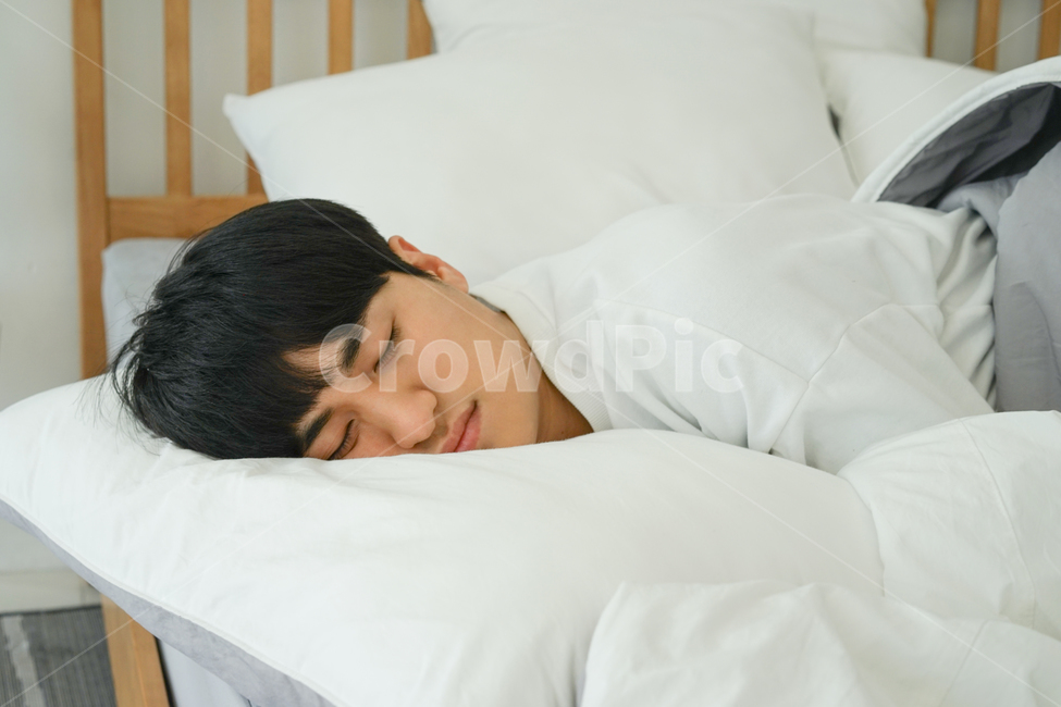남성,남자,침대,침실,방,실내,이불,아침,베개,pillow,sleeping,잠,수면,사람,인물,인간,human,person,남성,남자,man,male