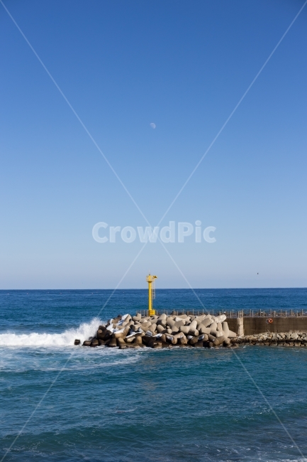 바다,하늘,달,등대,방파제,파도,sea,sky,파란색,blue,moon,lighthouse,자연,풍경,nature,landscape,등대,lighthouse,outdoors,옥외,ocean,대양,water,물,shoreline,해안선