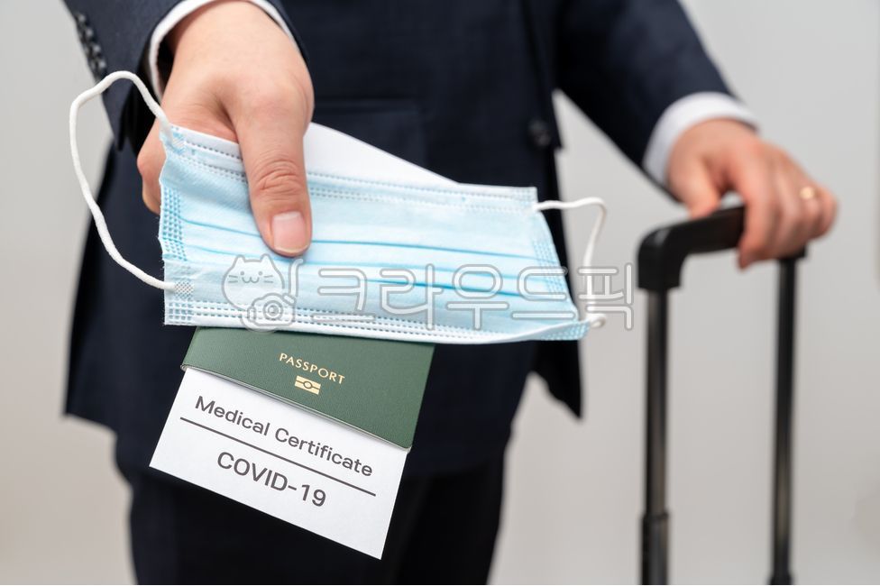 마케팅,출입국수속,비즈니스,수트,해외출장,영업,음성확인진단서,건강진단서,서류,비즈니스맨,생활방역지침,컨셉,코로나진단검사,회사원,출장,사업,비즈니스컨셉,음성확인,여권,공항,해외여행,마스크착용,코로나바이러스,남자,해외,업무,콘셉트,포스트코로나,건강상태확인서,개념,캐리어,마스크,거래,진단서,성인,신분증,비지니스맨,출입국관리,코로나19,코로나,남성,여행가방,정장,음성확인서,사람,문서,진단검사,방역,샐러리맨,여행,코로나검사,covid19,생활