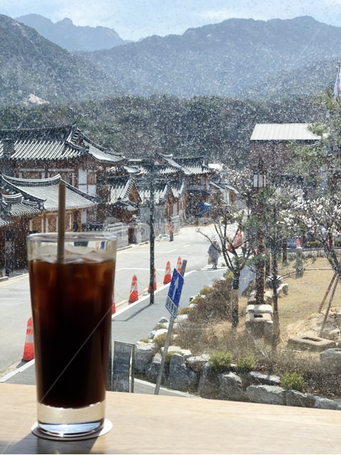 한옥카페,은평한옥마을,커피,아메리카노커피,풍경,북한산,커피,카페,coffee,cafe