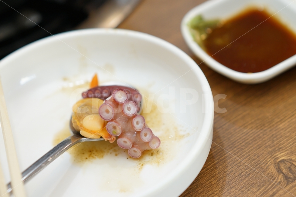	문어,안주,술안주,해천탕,먹방,푸드,회식,모임,식사,저녁,술자리,소주한잔,해물,해산물,음식,식재료,요리,food,cook,meal,dishes,food reserves,수산물,해산물,fishery products,seafood,한식,한국음식,한국요리,korean food,korean dishes,korean meal,korean cook