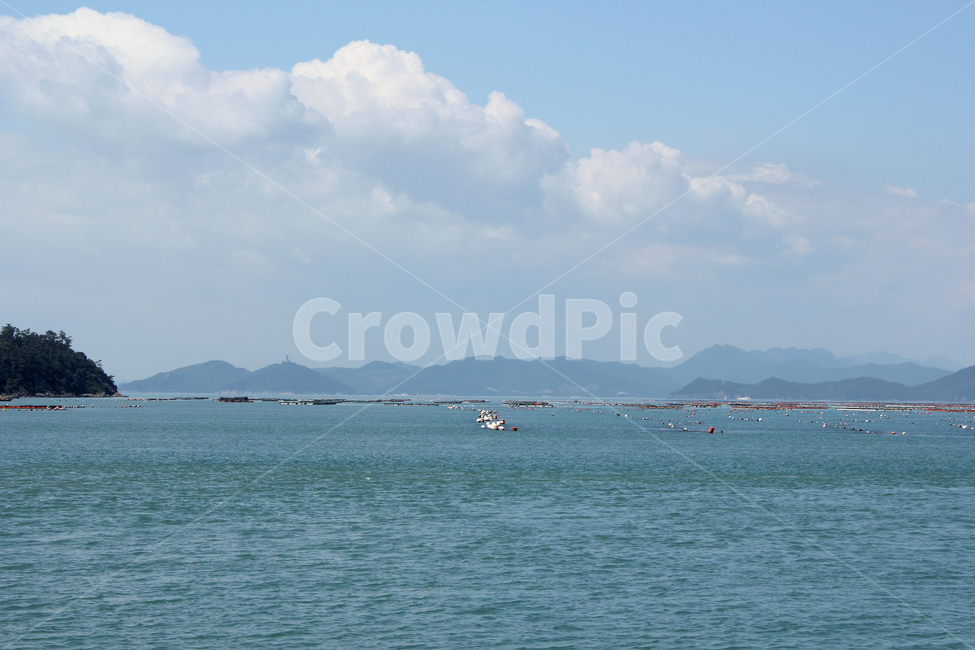beach,blue,cloud,coast,coastline,day,far,island,mountain,nature,ocean,sea,sky,water,wave,하늘,구름,파랑,블루,먼산,산,섬,바다,물결,푸른바다,풍경,자연,파란색,양식,양식장,어업,어촌,바닷물,에메랄드빛,자연,풍경,nature,landscape,land,땅,outdoors,옥외,대양,물,shoreline,해안선,연안