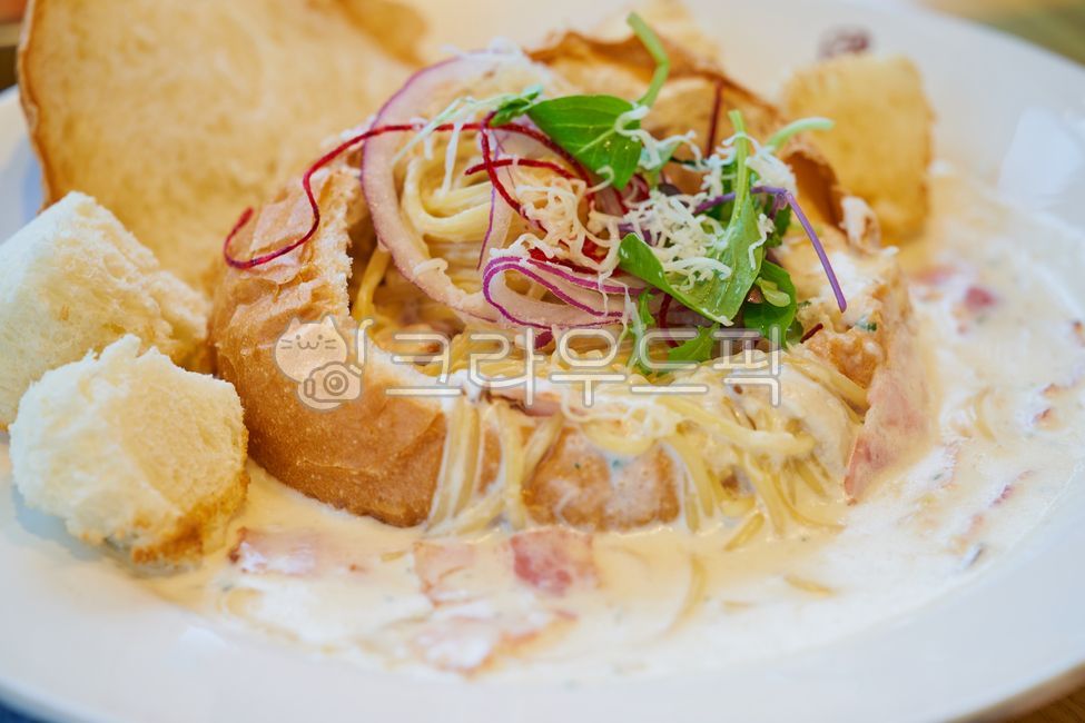 macro,bread,spagetti,Its fine,cream,plate,sauce,vegetable,bowl,food,affix,pasta,Cream Spaghetti,baguette,Noodle dish