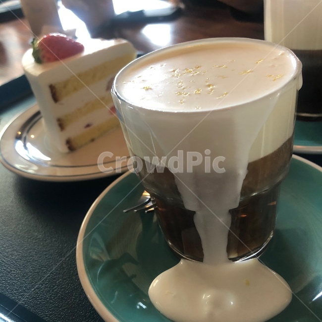 커피,케잌,그릇,접시,커피흘림,디저트,간식,후식,dessert,snack,커피,카페,coffee,cafe