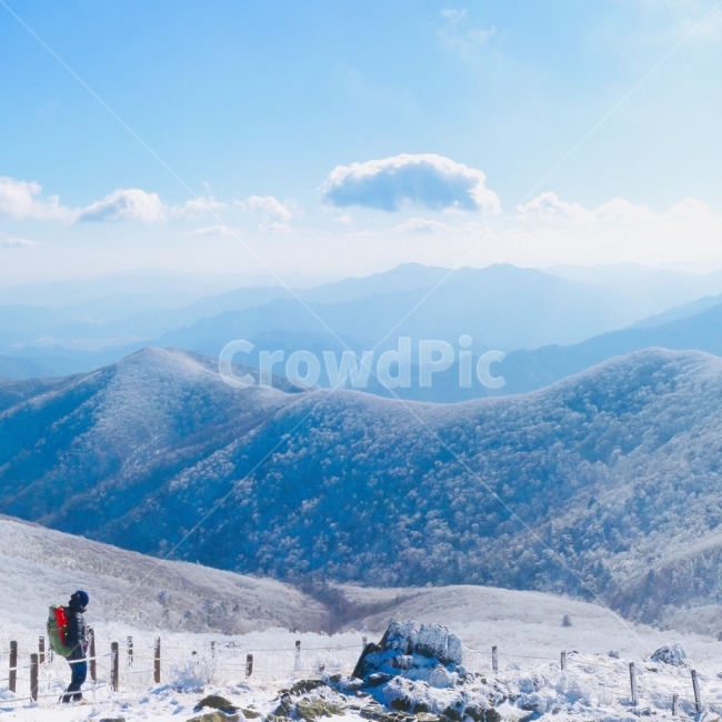 덕유산,중봉,구름,산그리메,겨울,눈꽃,상고대,겨울산,하늘,겨울,계절,winter,season,자연,풍경,nature,landscape,한국자연풍경,한국자연경관,korea nature landscape,사람,인물,인간,human,person,스포츠,레저,운동,sports,leisure,exercise,outdoors,옥외,mountain,산,ice,얼음