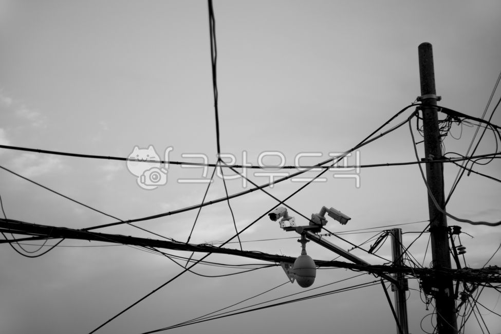 surveillance camera,wire,complication,watch,Grayscale
