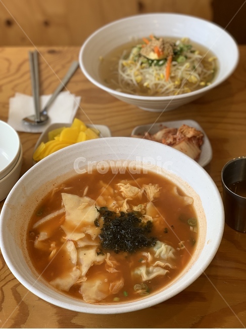 수제비,칼국수,콩나물,얼큰,콩나물찌개,sujebi,beansprouts,밥,아침,점심,저녁,식당,국물,bowl,food,식품,dish,요리,meal,식사